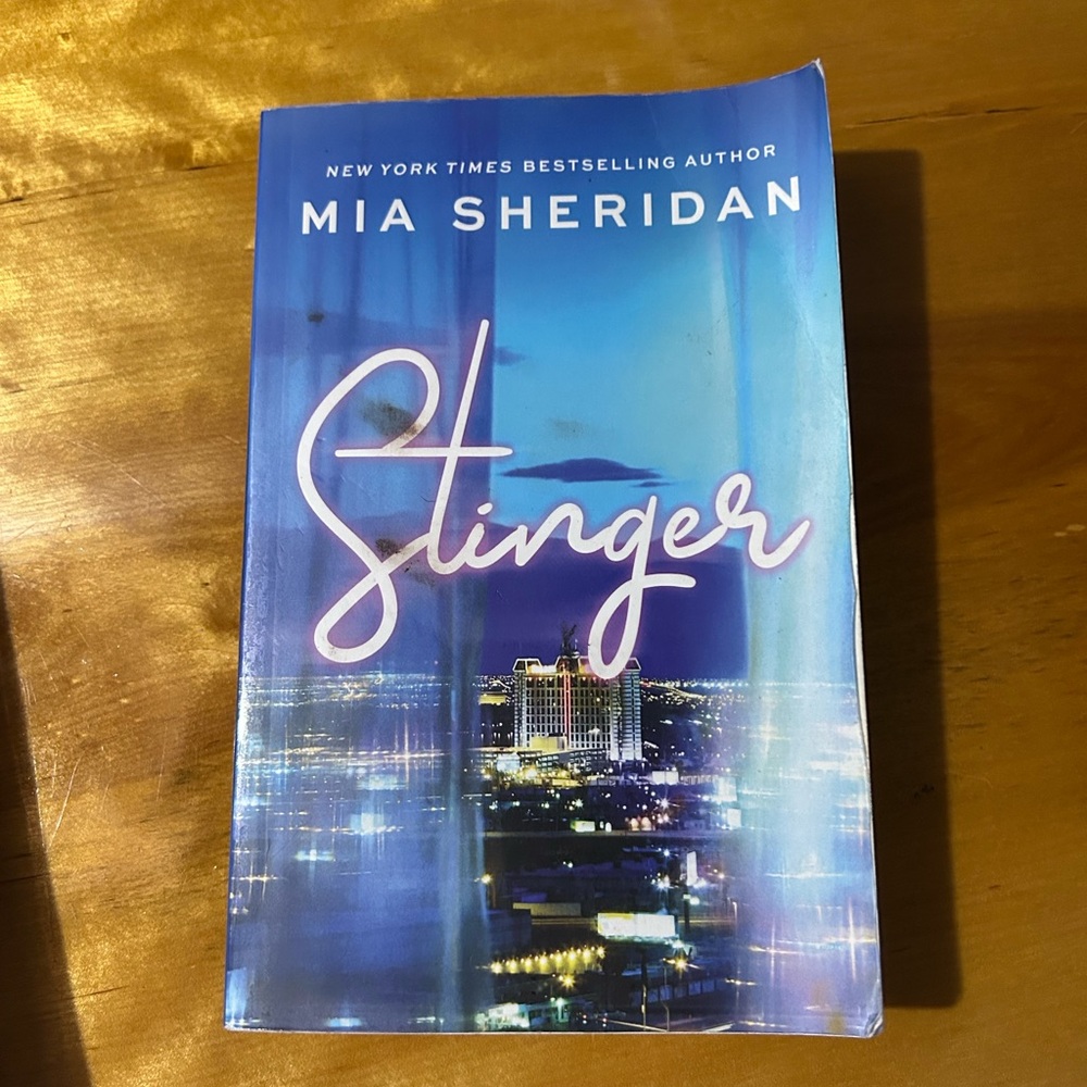 Mia Sheridan "Stinger" Paperback Book - Blue Cover
